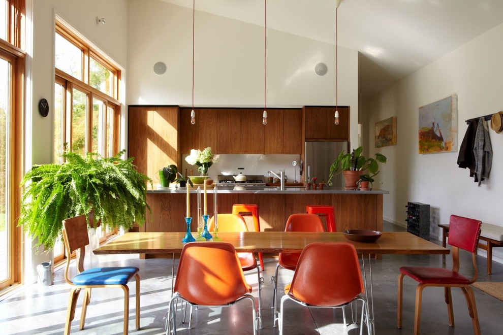 Imagen de cocina comedor moderna con armarios con paneles lisos y puertas de armario de madera en tonos medios