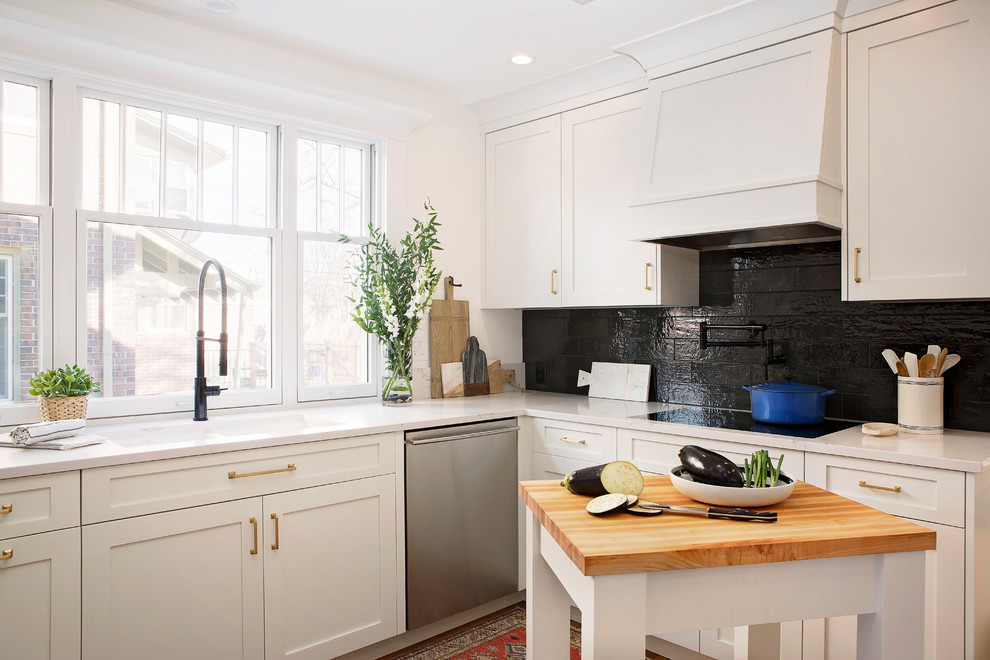 Idéer för att renovera ett litet vintage vit vitt u-kök, med en undermonterad diskho, skåp i shakerstil, vita skåp, bänkskiva i kvarts, svart stänkskydd, stänkskydd i keramik, rostfria vitvaror, mellanmörkt trägolv och brunt golv
