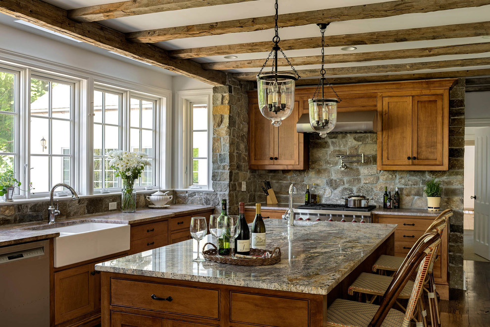 Immagine di una grande cucina tradizionale con lavello stile country, ante in stile shaker, ante in legno scuro, top in granito, paraspruzzi grigio, paraspruzzi con piastrelle in pietra, elettrodomestici in acciaio inossidabile, pavimento in legno massello medio e pavimento marrone