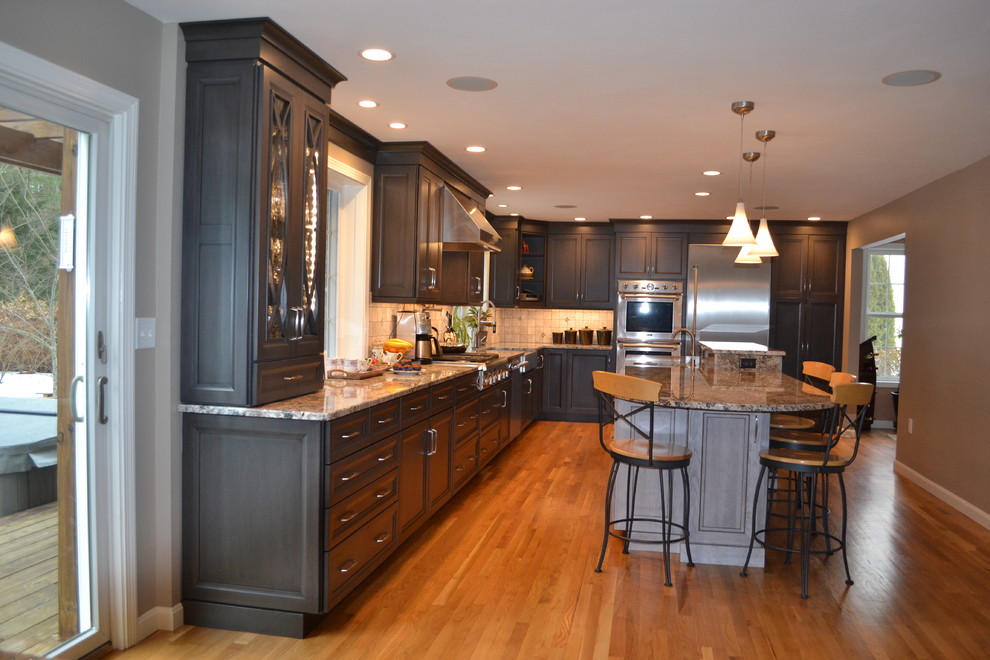 Exempel på ett klassiskt kök, med en rustik diskho, luckor med infälld panel, skåp i mellenmörkt trä, granitbänkskiva, grått stänkskydd, stänkskydd i keramik och rostfria vitvaror