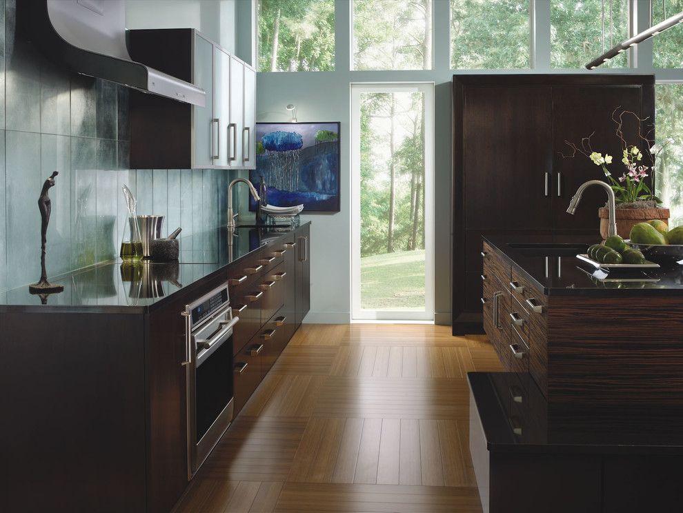 Immagine di una grande cucina minimalista con lavello sottopiano, ante lisce, ante marroni e elettrodomestici in acciaio inossidabile
