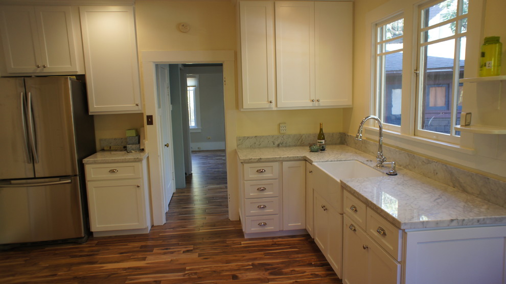 Foto di una piccola cucina stile americano con lavello stile country, ante in stile shaker, ante bianche, top in marmo e pavimento in legno massello medio