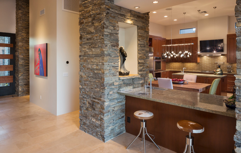 Moderne Küche mit Rückwand aus Metrofliesen und Granit-Arbeitsplatte in Phoenix