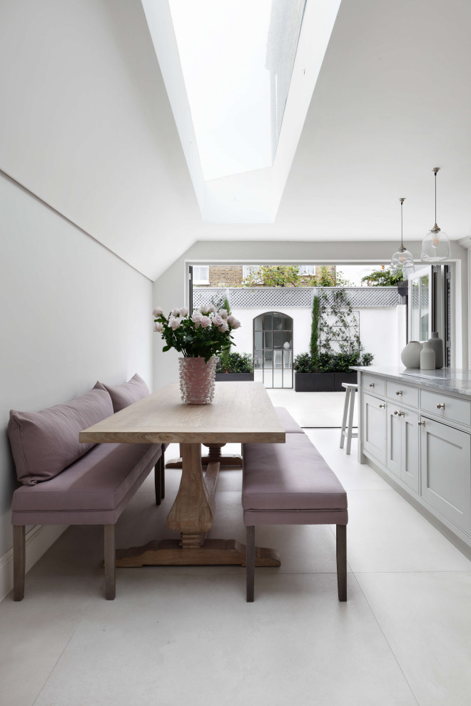 Große Moderne Wohnküche mit Schieferboden, weißem Boden und Kassettendecke in London