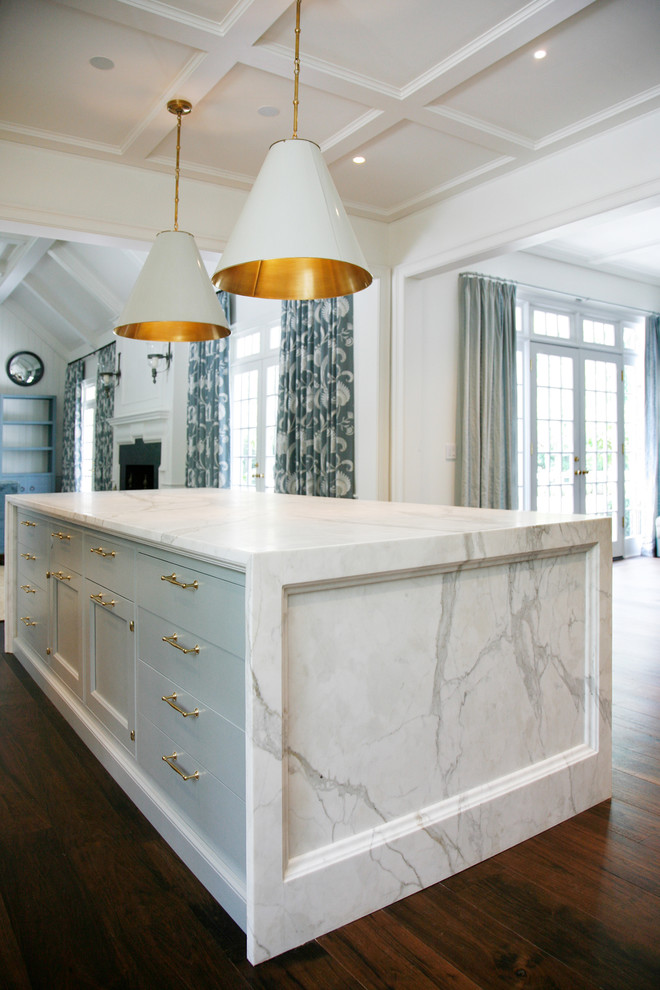 Idéer för ett stort klassiskt l-kök, med luckor med infälld panel, grå skåp, marmorbänkskiva och en köksö