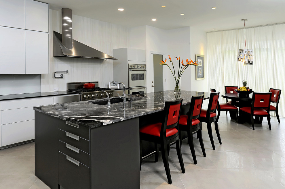 Foto di una cucina abitabile contemporanea con ante lisce, top in granito e elettrodomestici in acciaio inossidabile