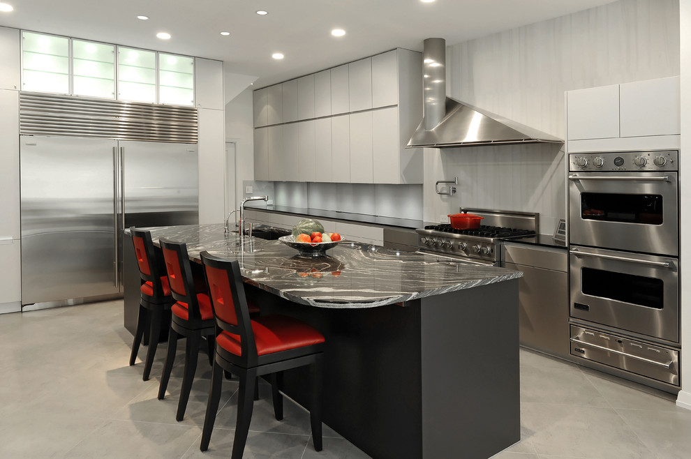 Moderne Wohnküche in L-Form mit flächenbündigen Schrankfronten, grauen Schränken, Granit-Arbeitsplatte, Küchengeräten aus Edelstahl und Küchenrückwand in Grau in Washington, D.C.