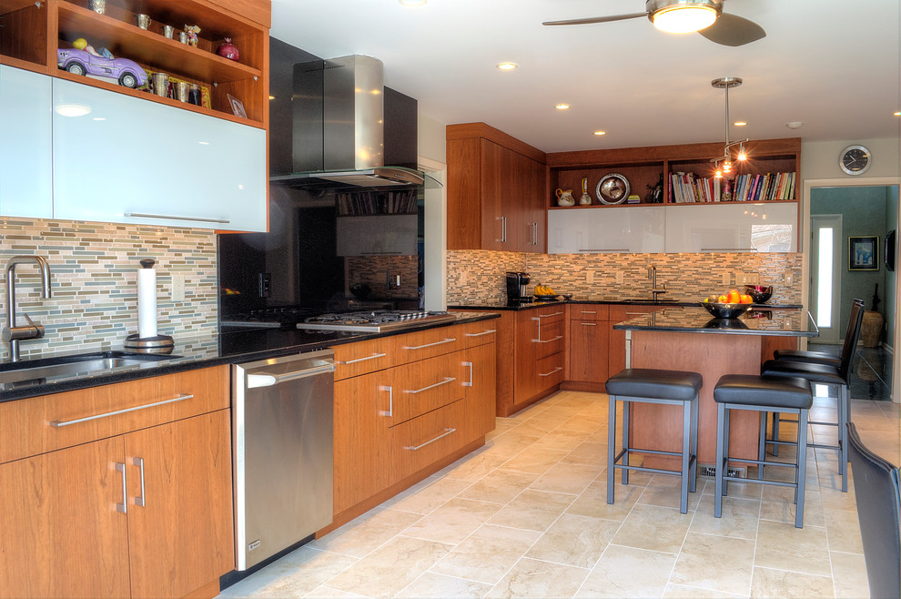 Immagine di una cucina minimal con lavello sottopiano, ante lisce, ante in legno scuro, top in granito, paraspruzzi marrone, paraspruzzi con piastrelle a mosaico e elettrodomestici in acciaio inossidabile