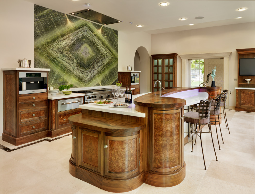 他の地域にあるトランジショナルスタイルのおしゃれなアイランドキッチン (中間色木目調キャビネット、緑のキッチンパネル、シルバーの調理設備) の写真