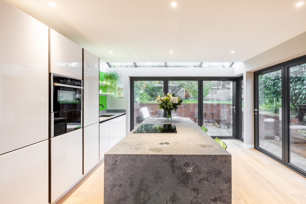 Einzeilige, Kleine Moderne Wohnküche mit Küchenrückwand in Grün, Glasrückwand und Kücheninsel in Sussex