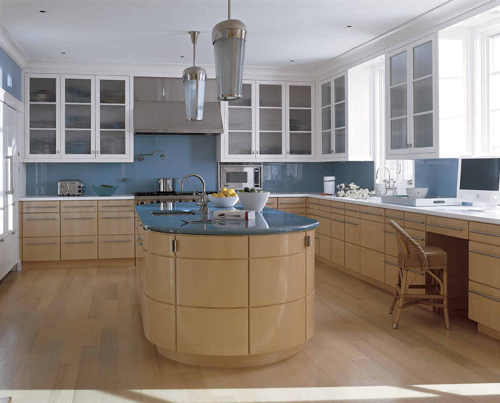 ニューヨークにあるコンテンポラリースタイルのおしゃれなキッチン (ガラス扉のキャビネット、淡色木目調キャビネット、青いキッチンパネル、シルバーの調理設備、青いキッチンカウンター) の写真