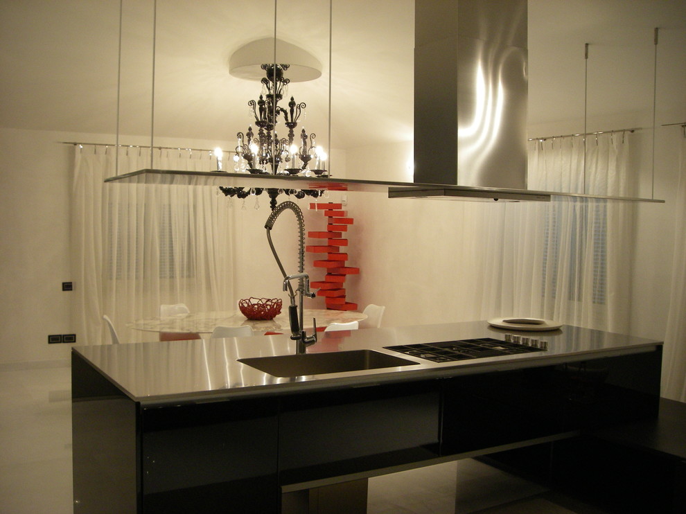 Modern inredning av ett mellanstort kök, med en enkel diskho, släta luckor, svarta skåp, bänkskiva i rostfritt stål, rostfria vitvaror, marmorgolv och en köksö