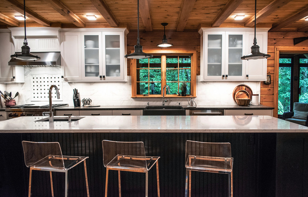 Idéer för att renovera ett rustikt vit vitt kök och matrum, med en rustik diskho, luckor med infälld panel, vita skåp, bänkskiva i kvarts, vitt stänkskydd, stänkskydd i marmor, rostfria vitvaror, mellanmörkt trägolv, en köksö och brunt golv