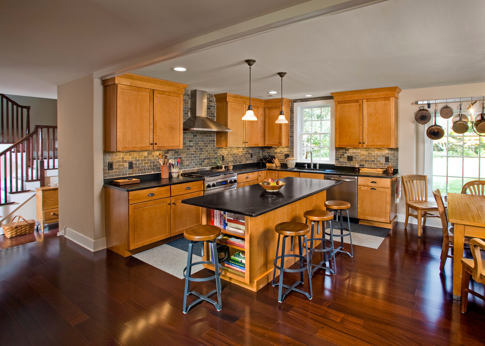This is an example of a classic kitchen in Philadelphia with soapstone worktops.