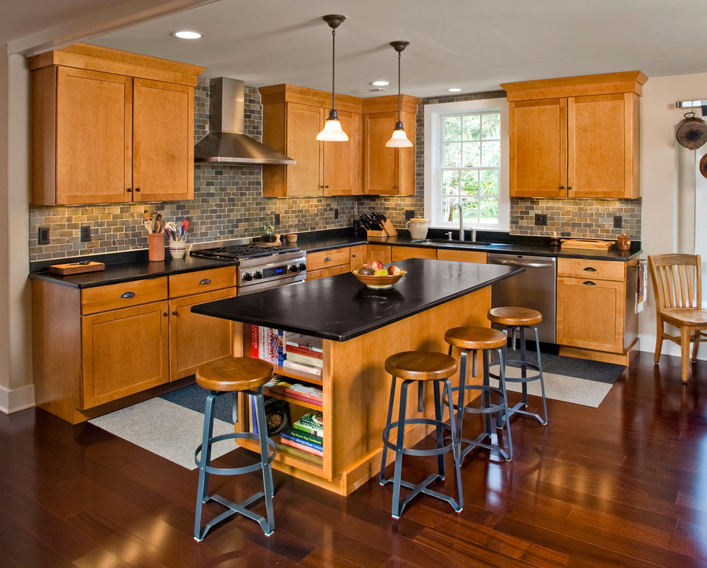 На фото: угловая кухня в классическом стиле с фасадами в стиле шейкер, фасадами цвета дерева среднего тона, серым фартуком и фартуком из сланца