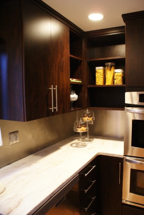 Foto på ett funkis kök, med en integrerad diskho, släta luckor, skåp i mörkt trä, bänkskiva i koppar, vitt stänkskydd, stänkskydd i tunnelbanekakel och rostfria vitvaror