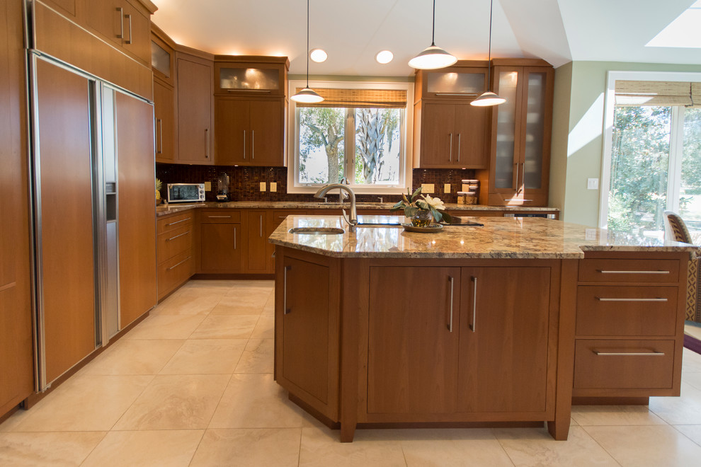 Klassisk inredning av ett mellanstort kök, med en undermonterad diskho, släta luckor, skåp i mellenmörkt trä, granitbänkskiva, brunt stänkskydd, stänkskydd i glaskakel, rostfria vitvaror, klinkergolv i keramik och en köksö