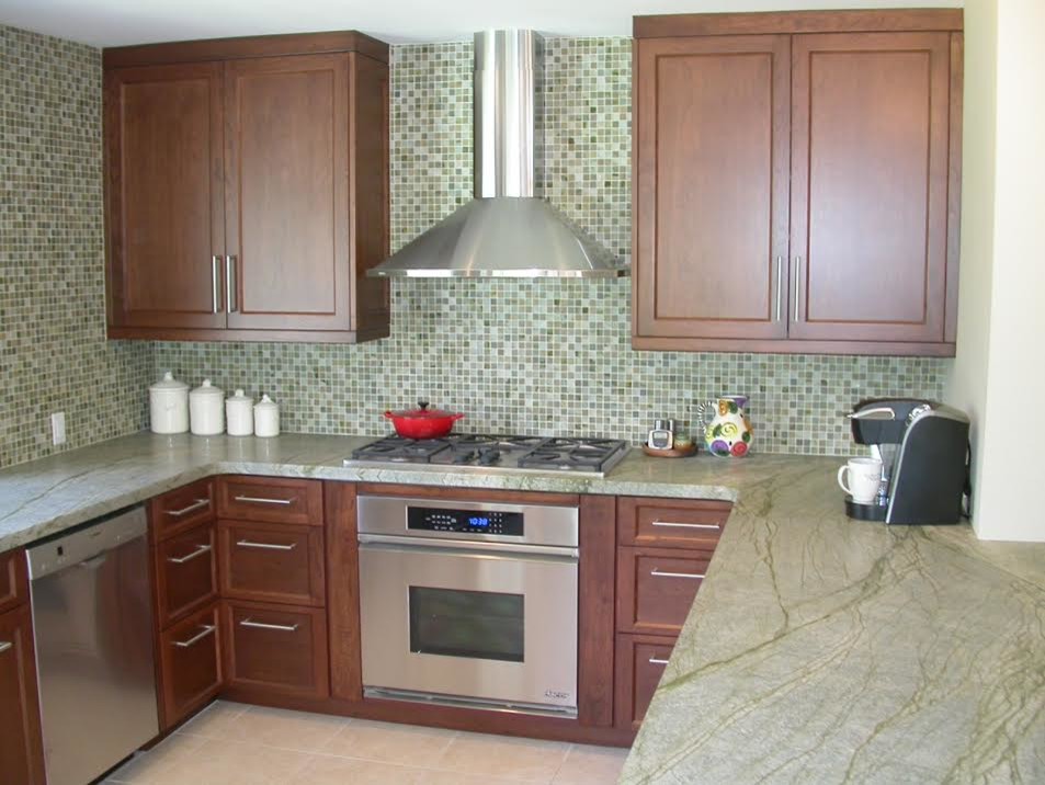 Inspiration för ett mellanstort funkis kök, med en dubbel diskho, luckor med infälld panel, skåp i mellenmörkt trä, grönt stänkskydd, stänkskydd i mosaik, rostfria vitvaror, klinkergolv i keramik, granitbänkskiva och en halv köksö