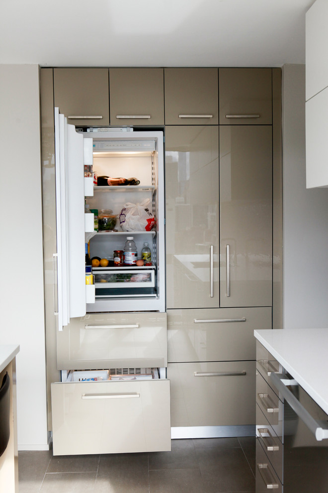 Bild på ett litet funkis vit vitt kök, med en undermonterad diskho, släta luckor, beige skåp, bänkskiva i kvarts, rött stänkskydd, stänkskydd i glaskakel, rostfria vitvaror, klinkergolv i porslin, en köksö och brunt golv