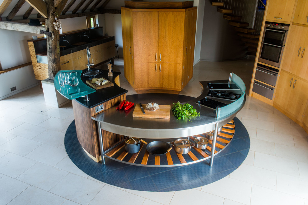 ハンプシャーにあるラグジュアリーなモダンスタイルのおしゃれなキッチン (オープンシェルフ、中間色木目調キャビネット、ステンレスカウンター、ガラス板のキッチンパネル、クッションフロア) の写真