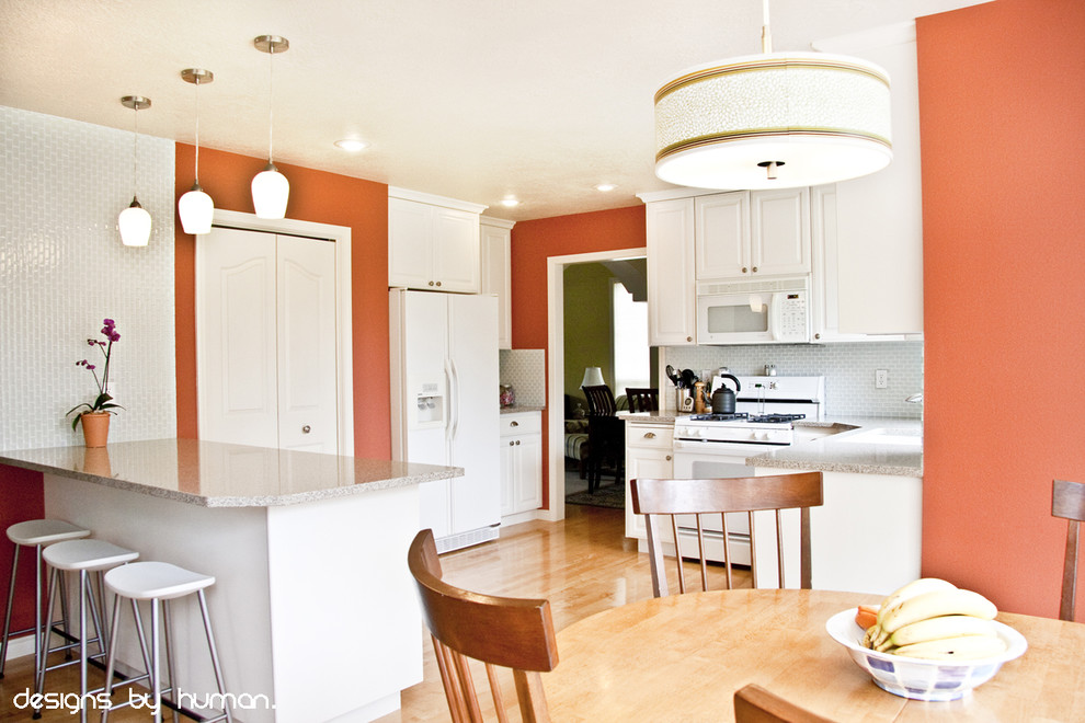 Moderne Küche mit profilierten Schrankfronten, weißen Schränken, Küchenrückwand in Weiß und weißen Elektrogeräten in Tampa
