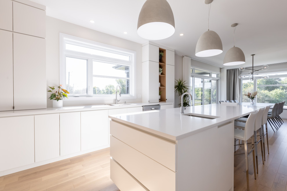 Contemporary Clean Cut Kitchen with Handleless Contemporary