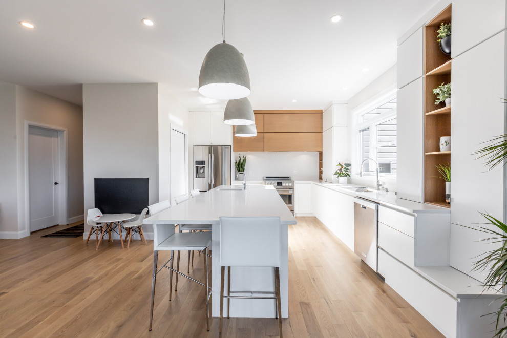 Contemporary Clean Cut Kitchen with Handleless Contemporary