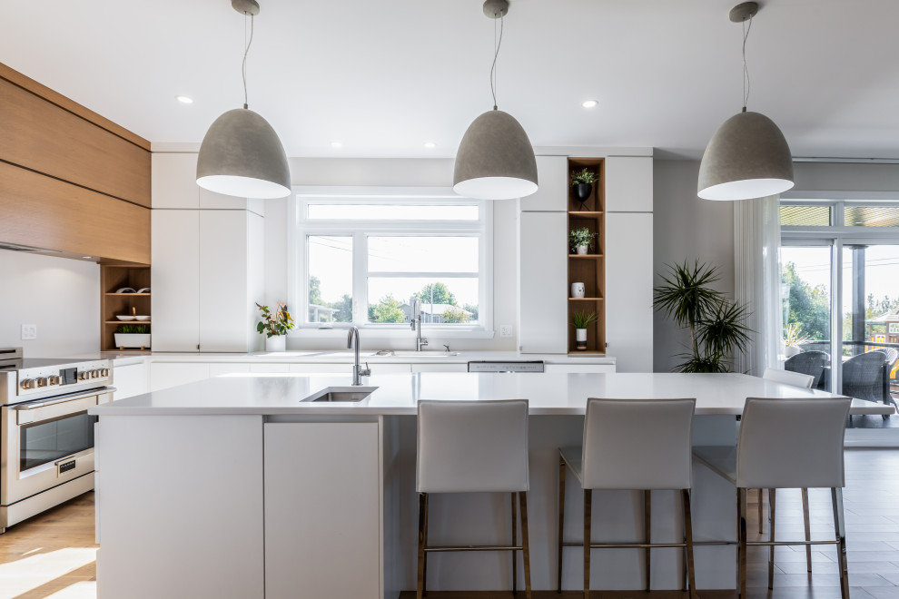 Contemporary Clean Cut Kitchen with Handleless Contemporary
