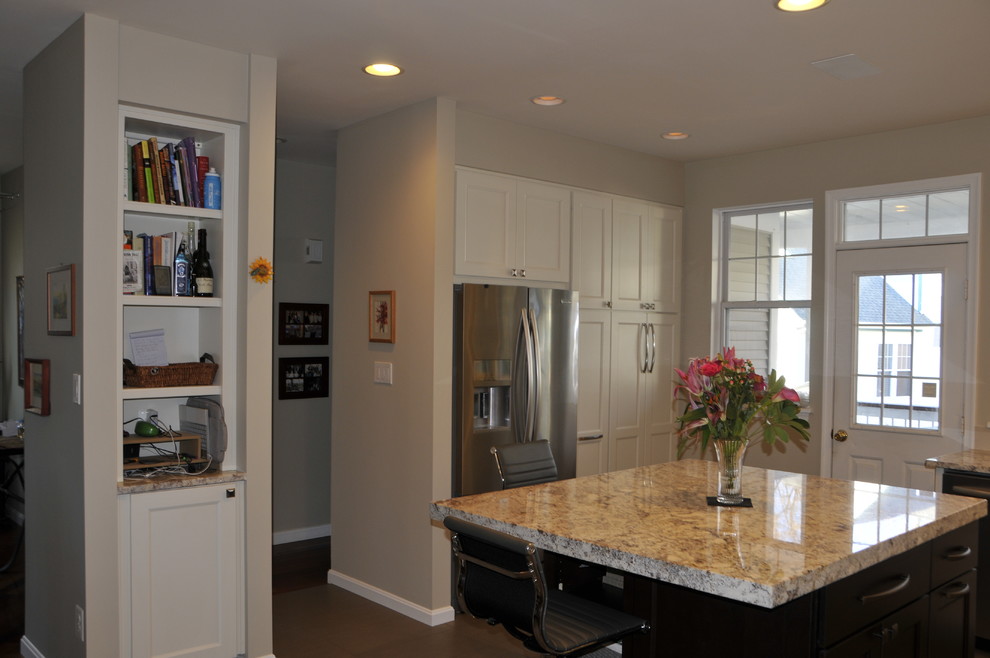 Immagine di un cucina con isola centrale minimal con lavello sottopiano, ante in stile shaker, ante bianche, top in granito, elettrodomestici in acciaio inossidabile e top beige