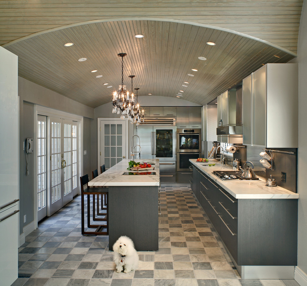 Foto de cocina contemporánea extra grande con una isla, fregadero bajoencimera, salpicadero verde, electrodomésticos con paneles y puertas de armario grises