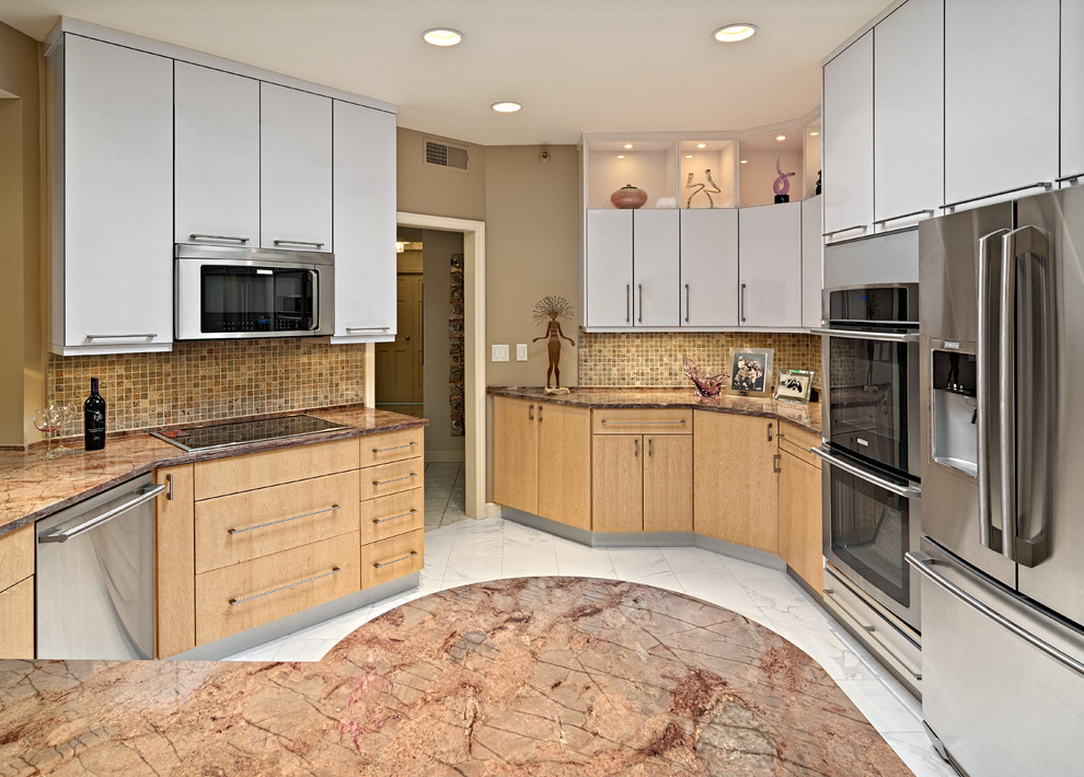 Idéer för att renovera ett mellanstort funkis kök, med en undermonterad diskho, släta luckor, skåp i ljust trä, granitbänkskiva, flerfärgad stänkskydd, stänkskydd i mosaik, rostfria vitvaror, klinkergolv i porslin och en halv köksö