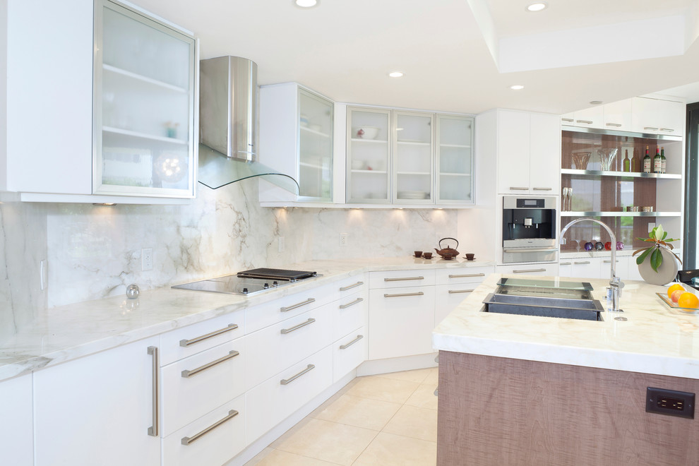Exempel på ett modernt kök, med luckor med glaspanel, vita skåp, vitt stänkskydd, rostfria vitvaror, en köksö, marmorbänkskiva och marmorgolv