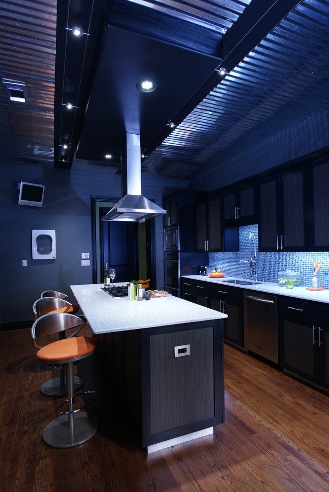 На фото: параллельная кухня в современном стиле с врезной мойкой, плоскими фасадами, темными деревянными фасадами, разноцветным фартуком, фартуком из плитки мозаики и техникой из нержавеющей стали с