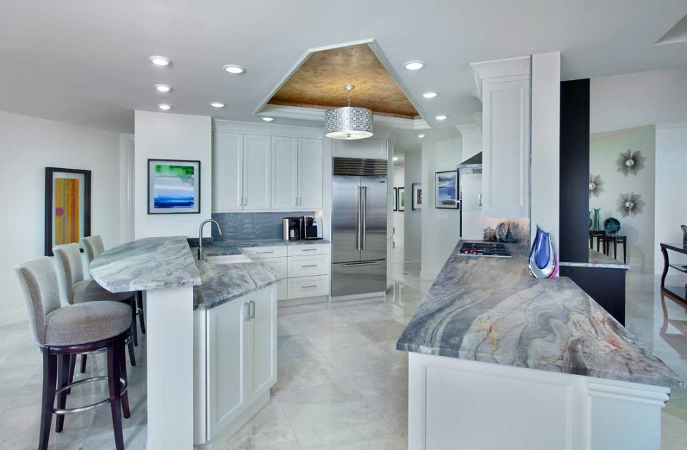 Exempel på ett mellanstort modernt flerfärgad flerfärgat kök, med luckor med infälld panel, vita skåp, bänkskiva i kvarts, blått stänkskydd, stänkskydd i porslinskakel, rostfria vitvaror, klinkergolv i porslin, en halv köksö, vitt golv och en rustik diskho