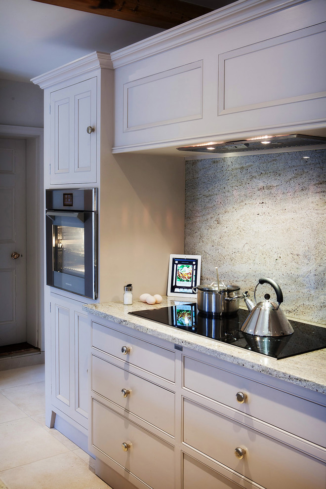 Foto di una cucina design con ante a filo e ante grigie