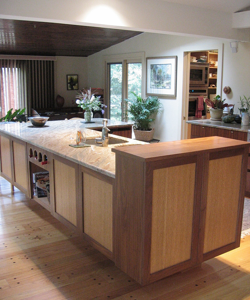 Immagine di una grande cucina design con lavello sottopiano, ante in stile shaker, ante in legno chiaro, top in marmo, elettrodomestici in acciaio inossidabile e parquet chiaro