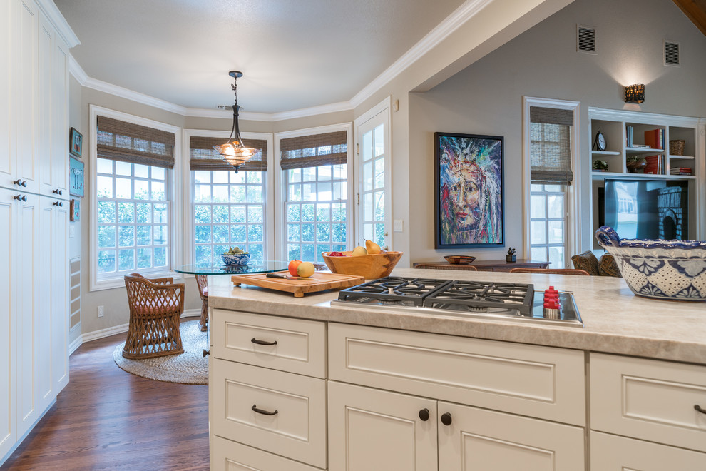 Exempel på ett stort amerikanskt grå grått kök, med en rustik diskho, skåp i shakerstil, vita skåp, granitbänkskiva, vitt stänkskydd, stänkskydd i tunnelbanekakel, rostfria vitvaror, mellanmörkt trägolv, en köksö och brunt golv