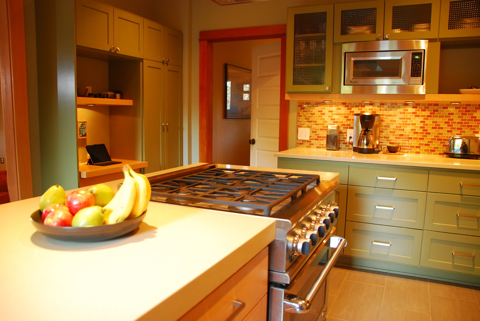 Foto de cocinas en U de estilo americano cerrado con armarios estilo shaker, encimera de cuarzo compacto, salpicadero naranja, electrodomésticos de acero inoxidable y una isla
