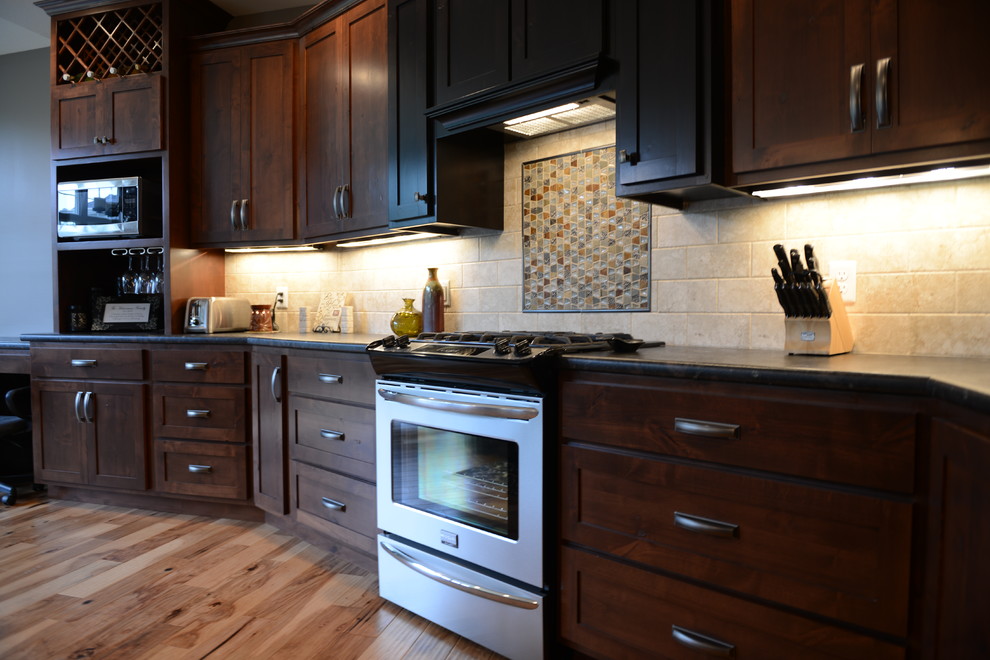 Bild på ett stort amerikanskt kök med öppen planlösning, med en undermonterad diskho, skåp i shakerstil, skåp i mellenmörkt trä, laminatbänkskiva, beige stänkskydd, rostfria vitvaror, mellanmörkt trägolv och en köksö