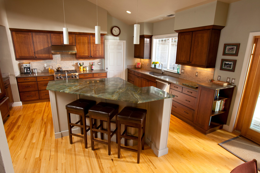 Design ideas for a classic kitchen in Portland.