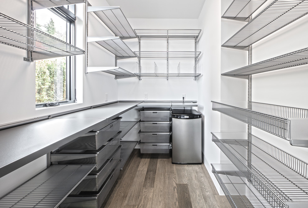 Mittelgroße Moderne Küche mit offenen Schränken, grauen Schränken, braunem Holzboden, braunem Boden und Vorratsschrank in Seattle