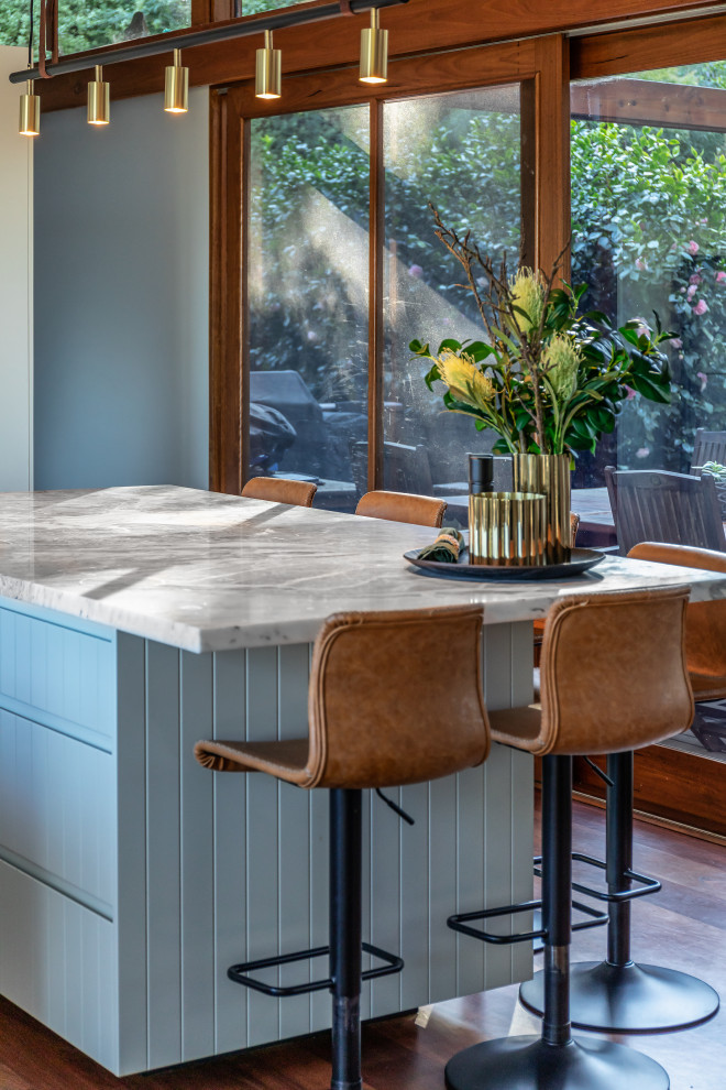 Idéer för ett stort modernt grå kök med öppen planlösning, med gröna skåp, marmorbänkskiva och en köksö
