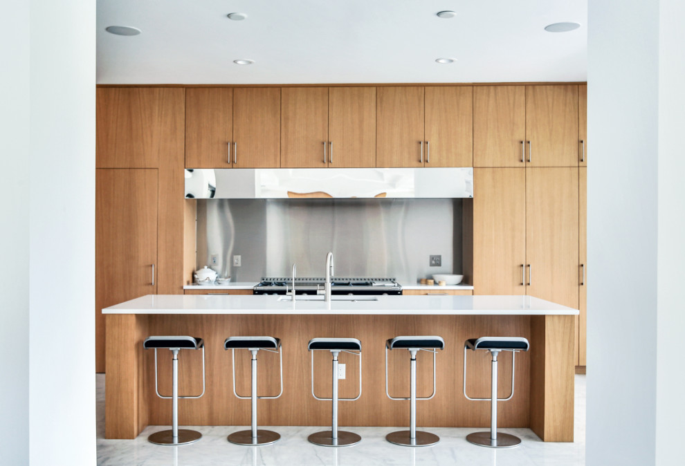 Idee per una grande cucina contemporanea con lavello sottopiano, ante lisce, ante in legno chiaro, top in quarzite, elettrodomestici in acciaio inossidabile, pavimento in marmo, pavimento bianco e top bianco