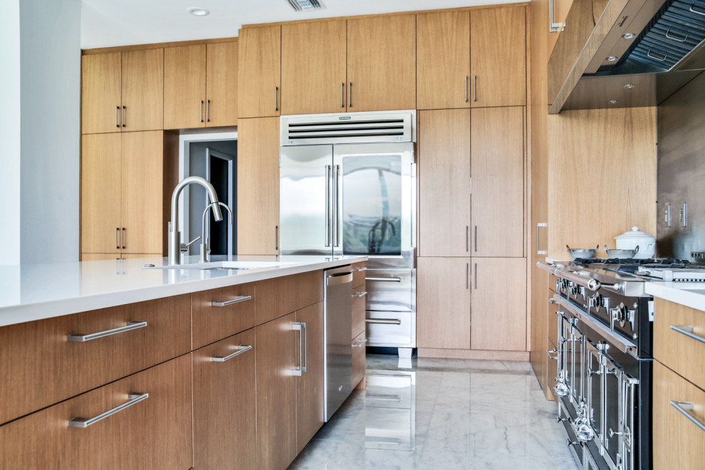 Foto di una grande cucina contemporanea con lavello sottopiano, ante lisce, ante in legno chiaro, top in quarzite, elettrodomestici in acciaio inossidabile, pavimento in marmo, pavimento bianco e top bianco