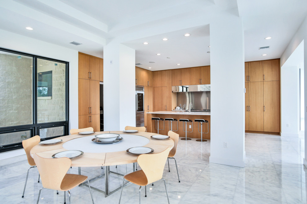Foto di una grande cucina minimal con lavello sottopiano, ante lisce, ante in legno chiaro, top in quarzite, elettrodomestici in acciaio inossidabile, pavimento in marmo, pavimento bianco e top bianco