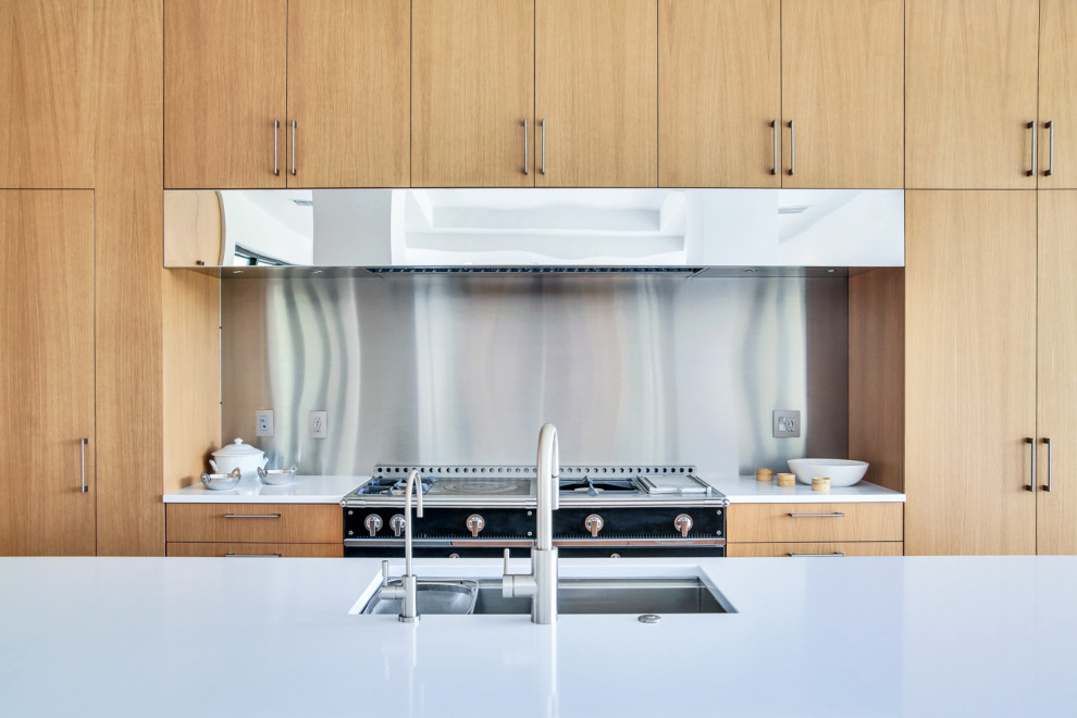Immagine di una grande cucina design con lavello sottopiano, ante lisce, ante in legno chiaro, top in quarzite, elettrodomestici in acciaio inossidabile, pavimento in marmo, pavimento bianco e top bianco