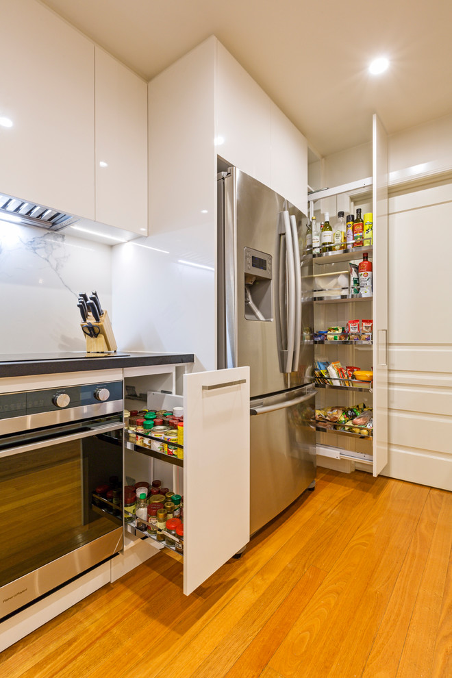 Esempio di una cucina minimalista di medie dimensioni con top in granito e elettrodomestici in acciaio inossidabile
