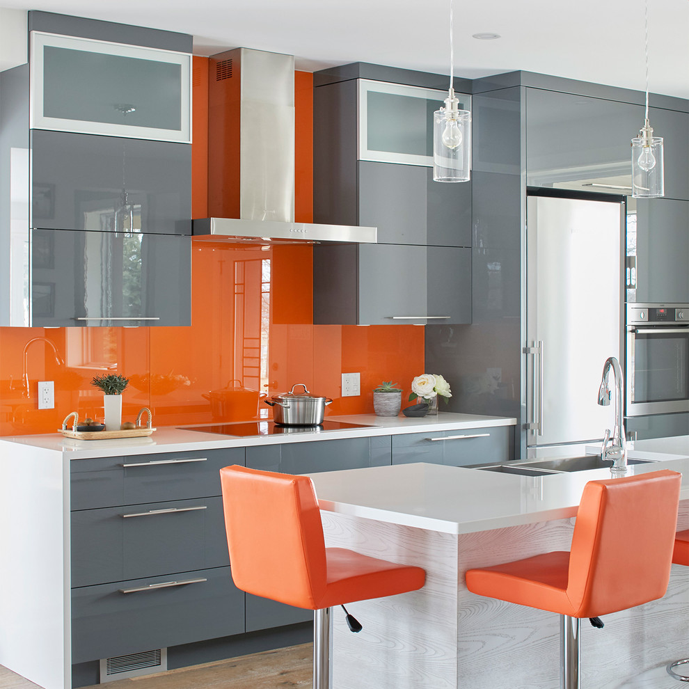 Стильный дизайн: прямая кухня среднего размера в современном стиле с накладной мойкой, плоскими фасадами, серыми фасадами, оранжевым фартуком, техникой из нержавеющей стали, островом, бежевым полом и белой столешницей - последний тренд