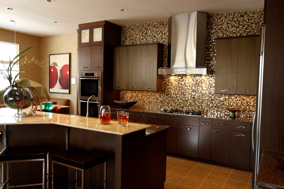 Idee per una cucina design con paraspruzzi con piastrelle a mosaico, paraspruzzi marrone, ante lisce e ante in legno bruno