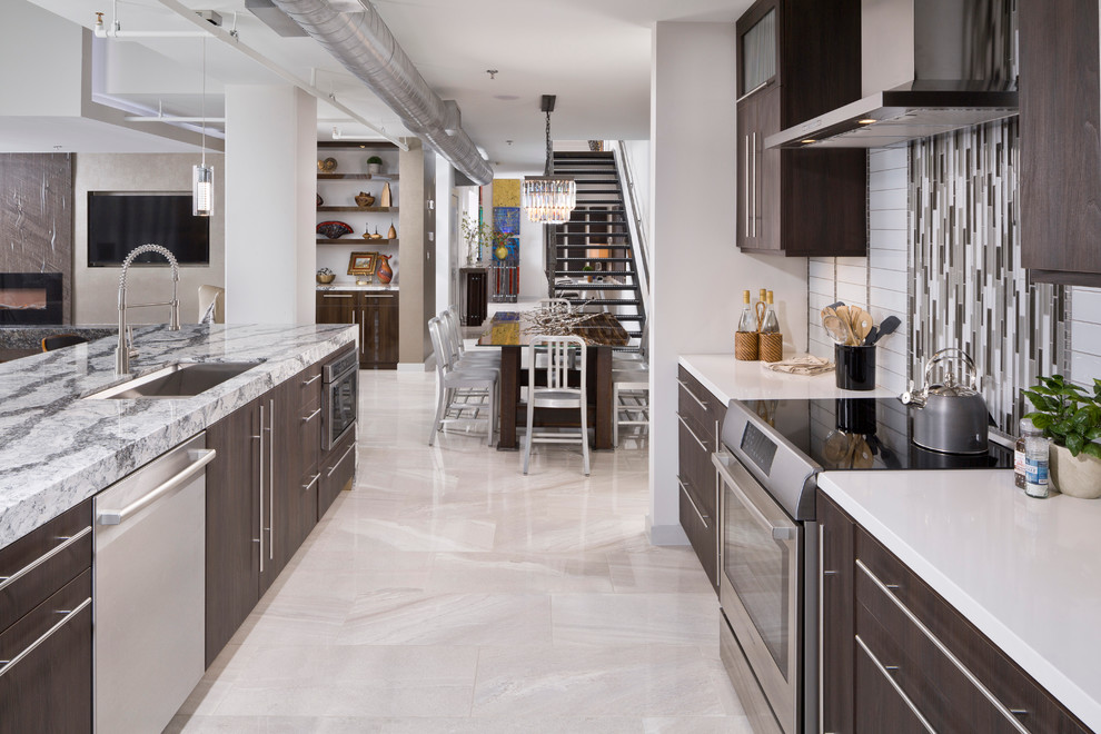 Exempel på ett stort modernt kök, med en undermonterad diskho, släta luckor, skåp i mörkt trä, granitbänkskiva, vitt stänkskydd, stänkskydd i glaskakel, rostfria vitvaror, marmorgolv och en köksö